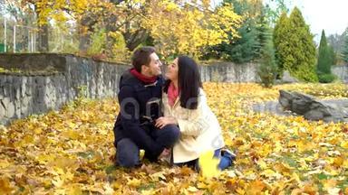 秋天公园里的一对恩爱夫妻。